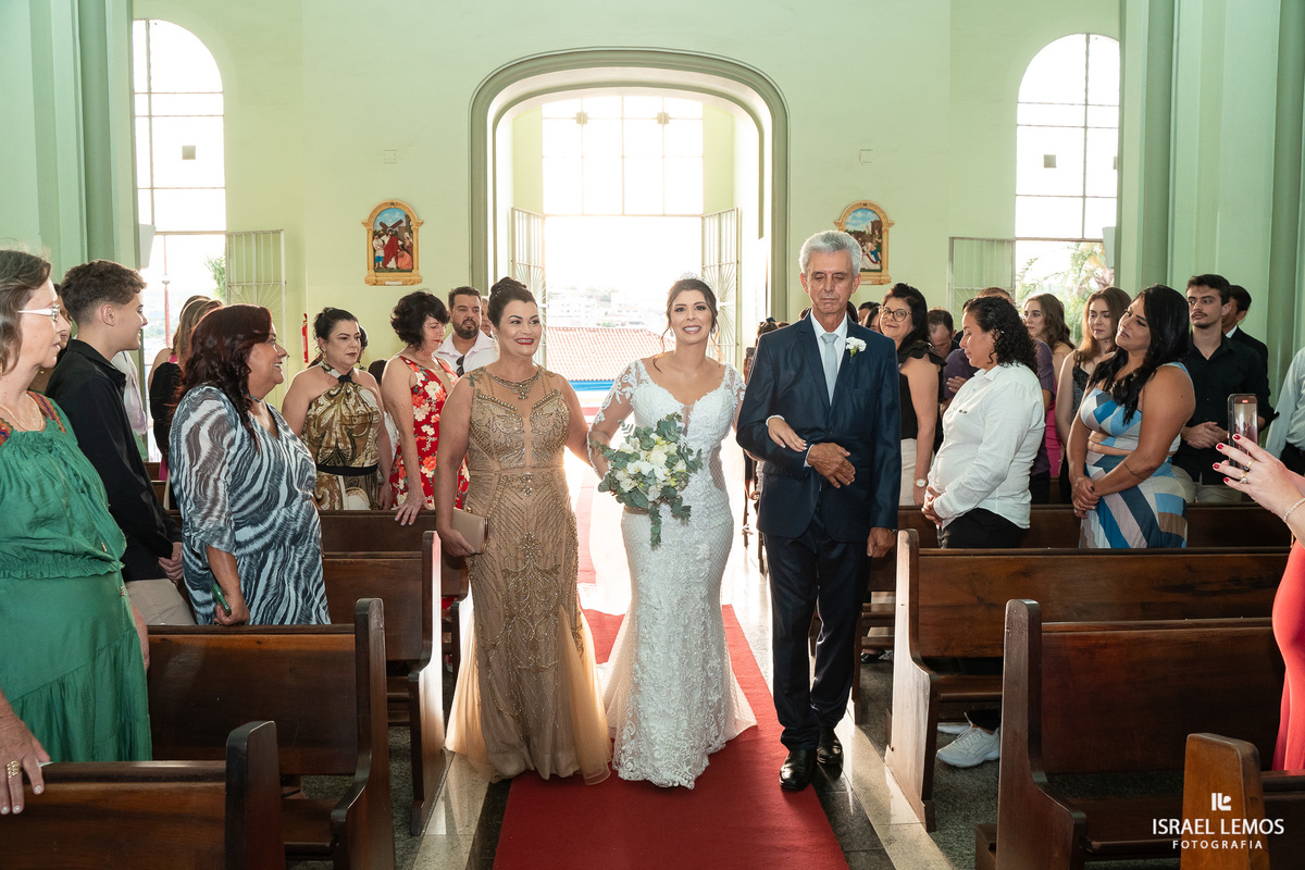 Casamento na igreja em Pitangui do casal Renata e Alisson fotos Israel Lemos 