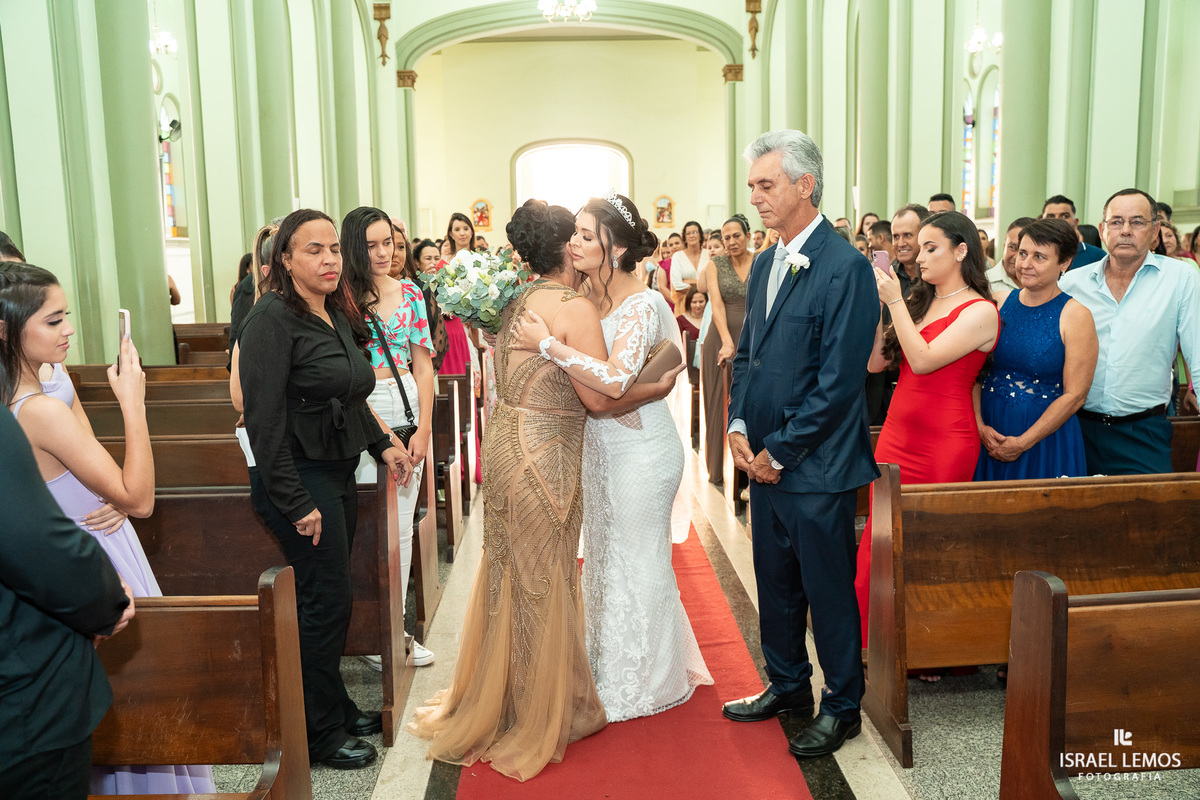 Casamento na igreja em Pitangui do casal Renata e Alisson fotos Israel Lemos 