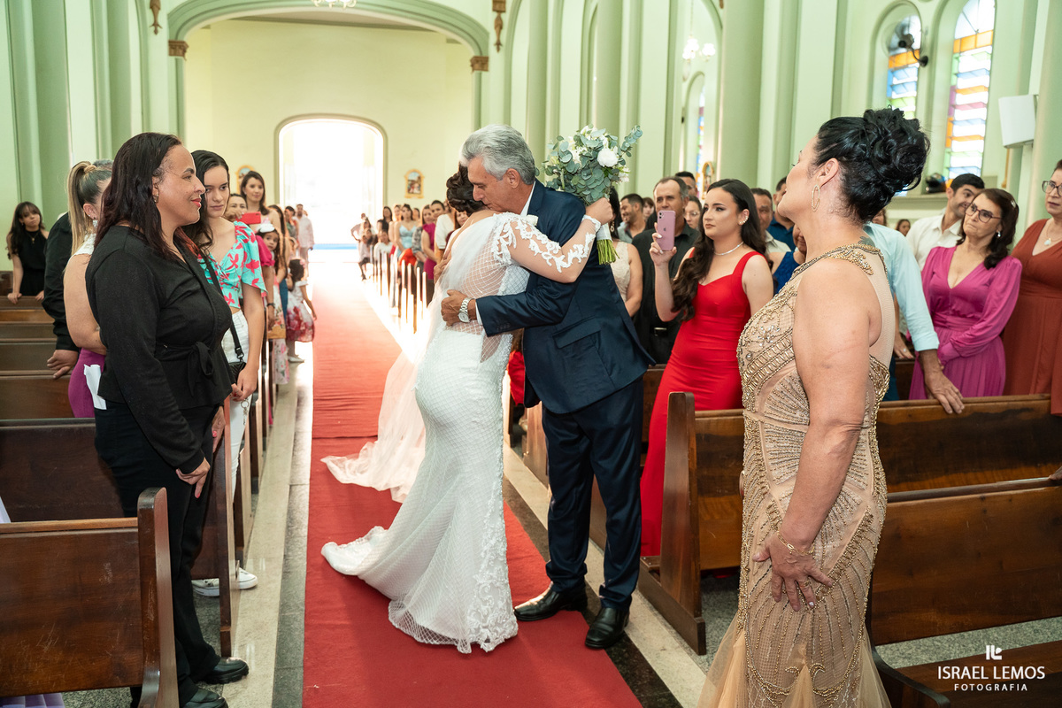 Casamento na igreja em Pitangui do casal Renata e Alisson fotos Israel Lemos 