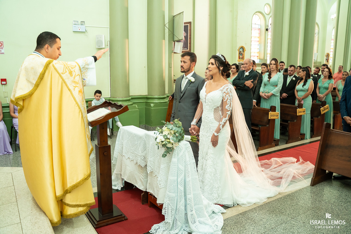 Casamento na igreja em Pitangui do casal Renata e Alisson fotos Israel Lemos 