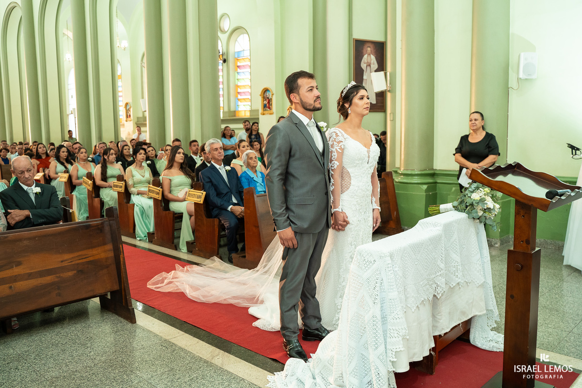 Casamento na igreja em Pitangui do casal Renata e Alisson fotos Israel Lemos 