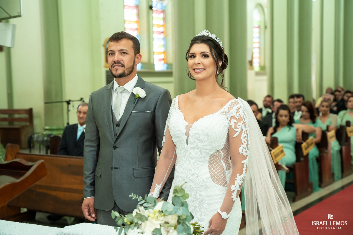 Casamento na igreja em Pitangui do casal Renata e Alisson fotos Israel Lemos 