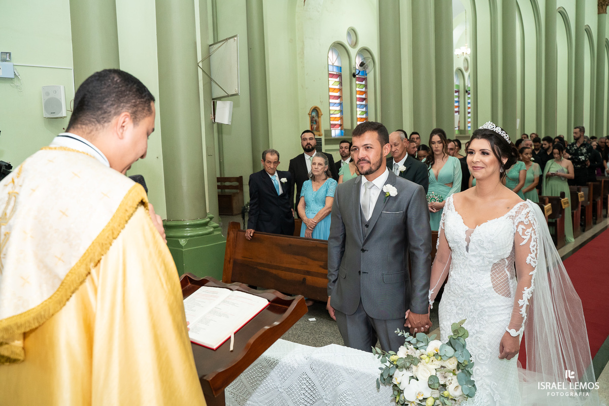 Casamento na igreja em Pitangui do casal Renata e Alisson fotos Israel Lemos 