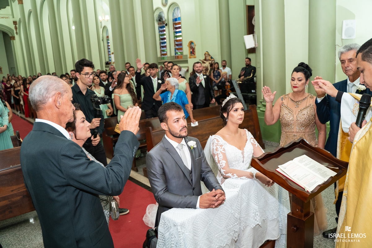 Casamento na igreja em Pitangui do casal Renata e Alisson fotos Israel Lemos 