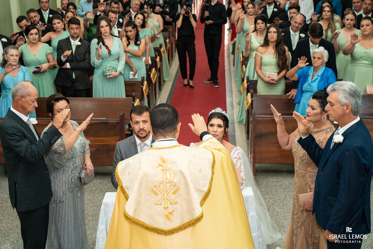 Casamento na igreja em Pitangui do casal Renata e Alisson fotos Israel Lemos 