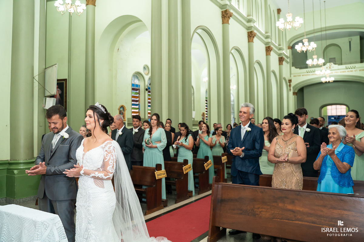 Casamento na igreja em Pitangui do casal Renata e Alisson fotos Israel Lemos 