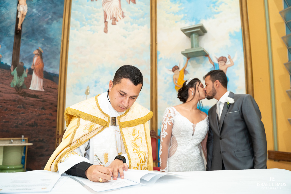 Casamento na igreja em Pitangui do casal Renata e Alisson fotos Israel Lemos 