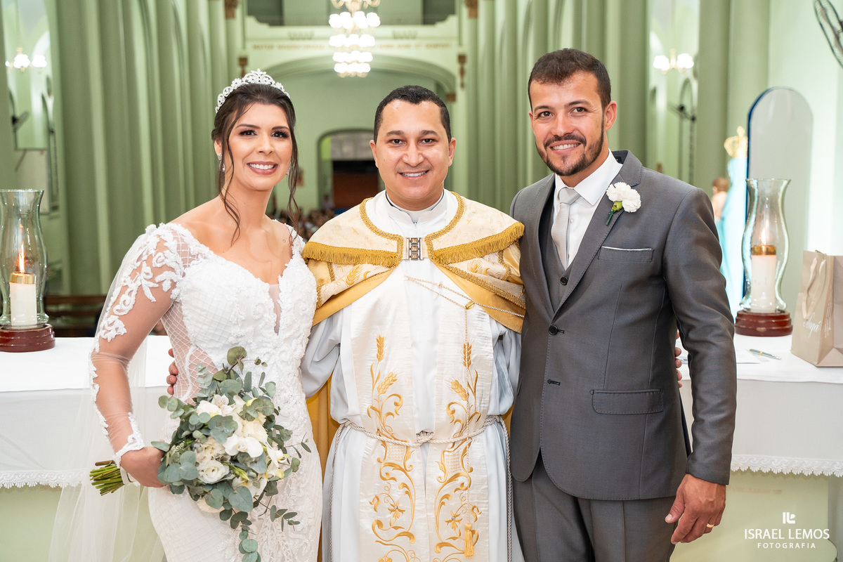 Casamento na igreja em Pitangui do casal Renata e Alisson fotos Israel Lemos 
