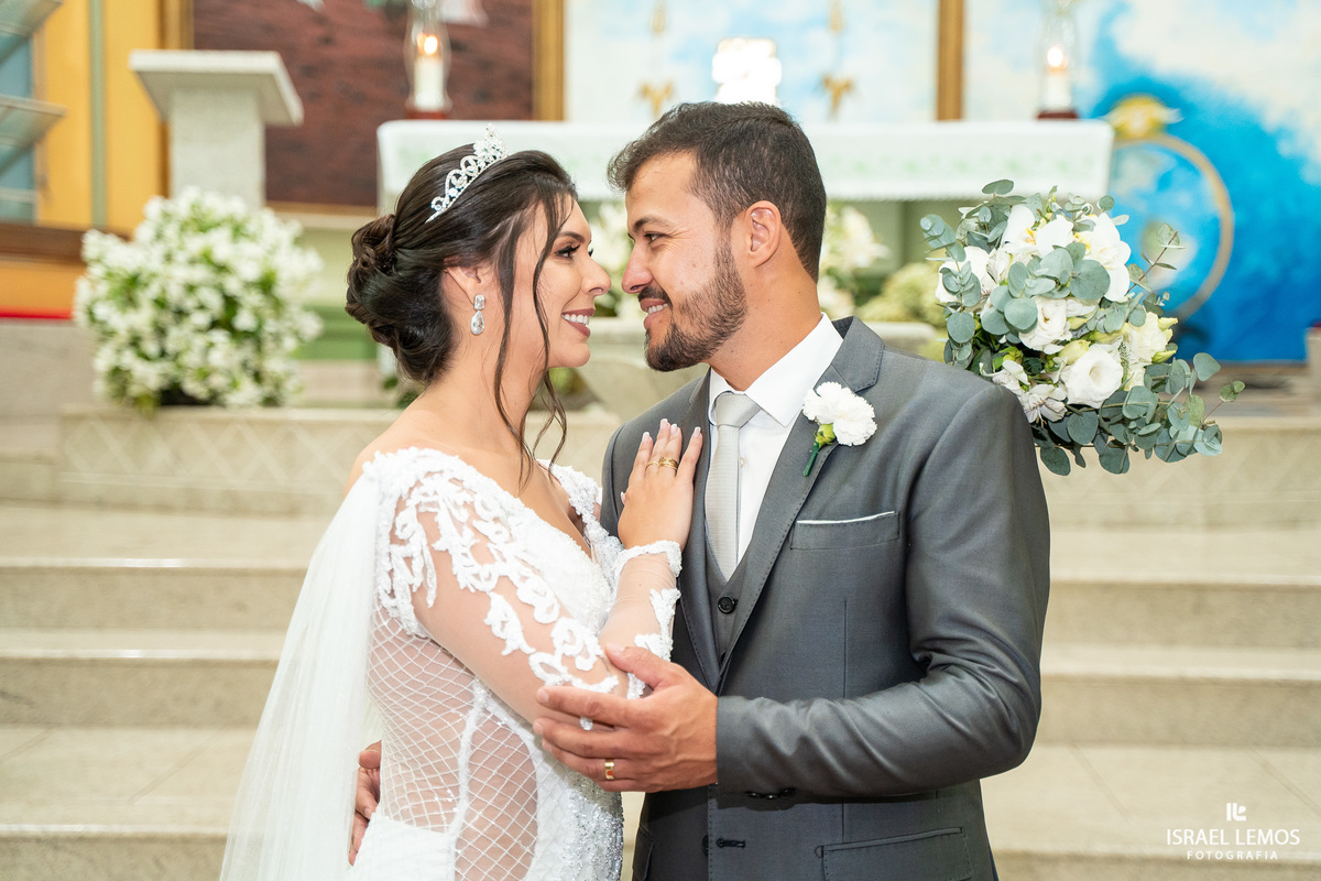 Casamento na igreja em Pitangui do casal Renata e Alisson fotos Israel Lemos 