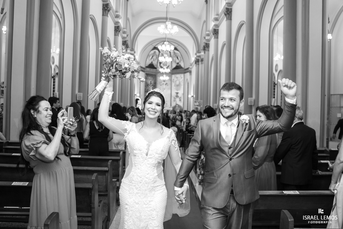 Casamento na igreja em Pitangui do casal Renata e Alisson fotos Israel Lemos 