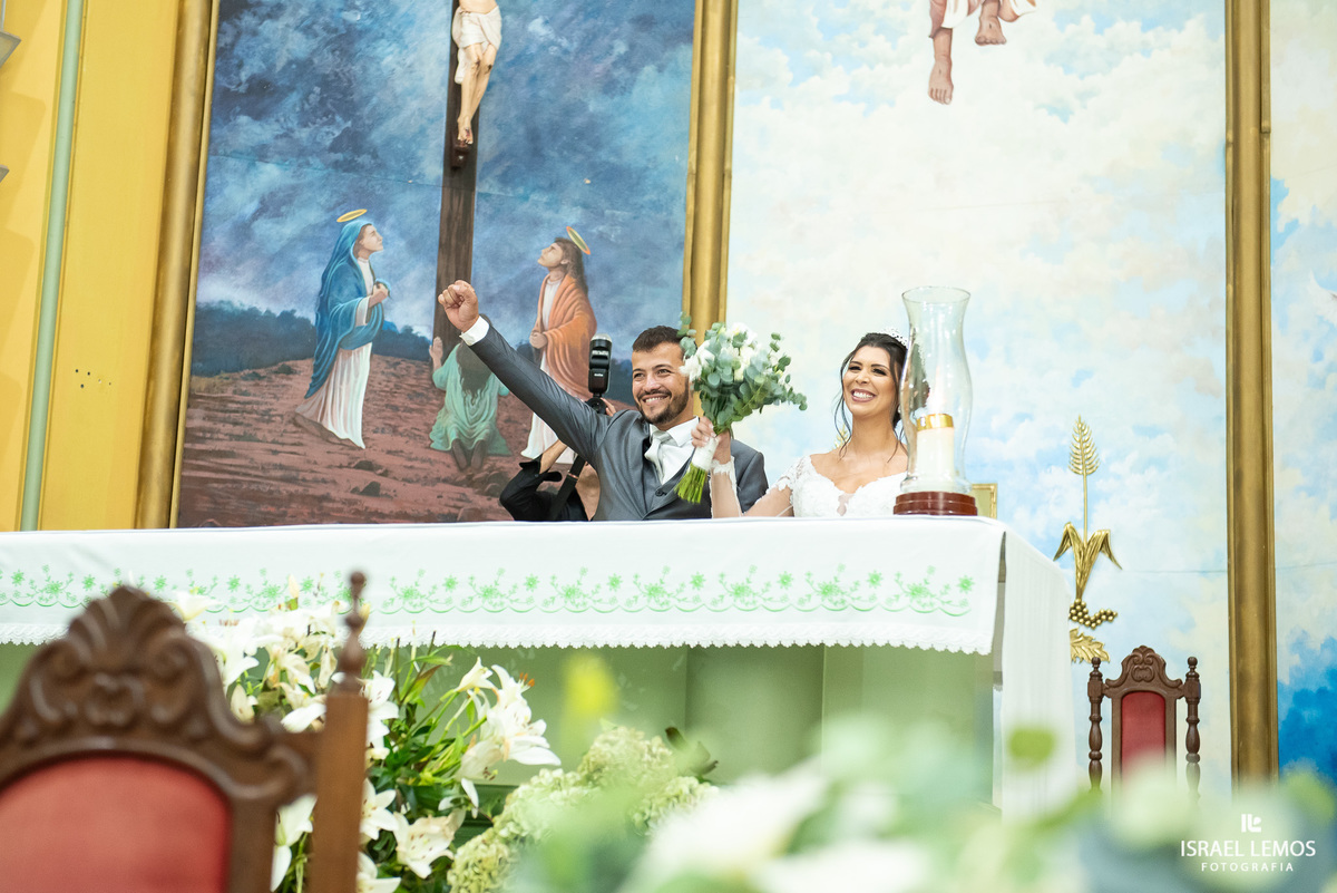 Casamento na igreja em Pitangui do casal Renata e Alisson fotos Israel Lemos 