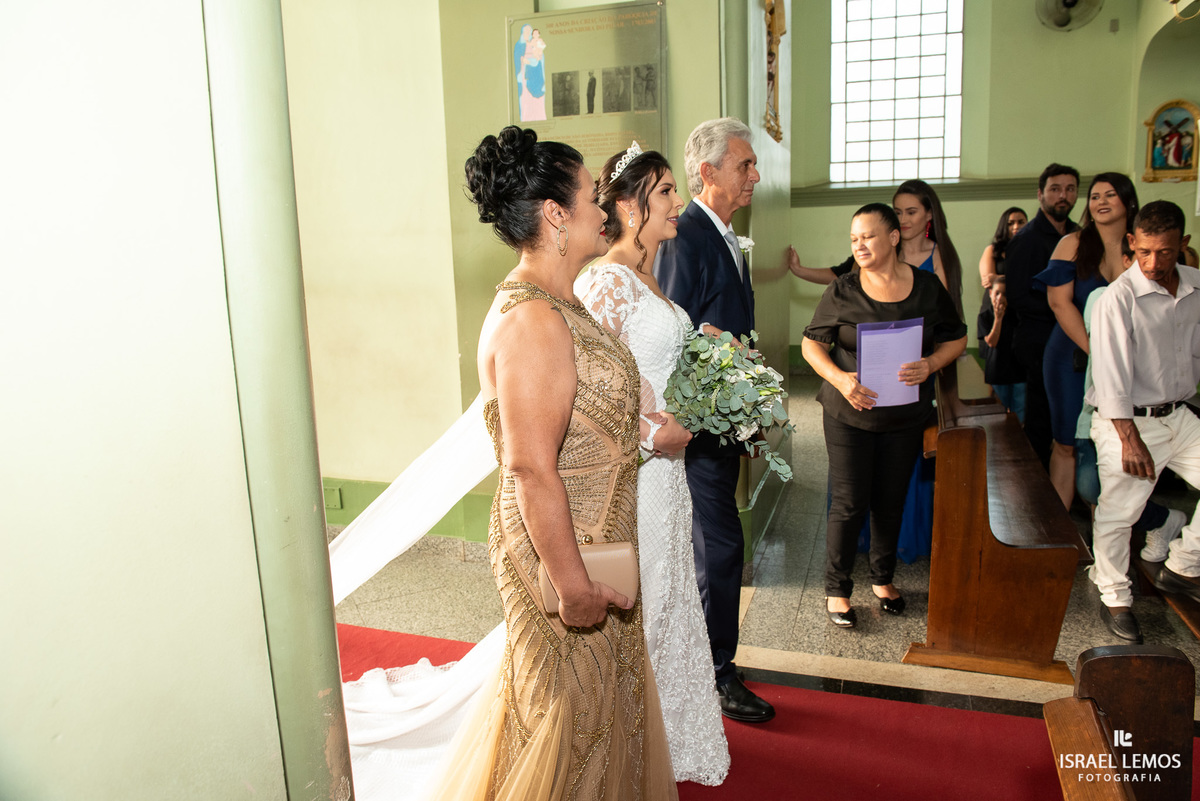 Casamento na igreja em Pitangui do casal Renata e Alisson fotos Israel Lemos 