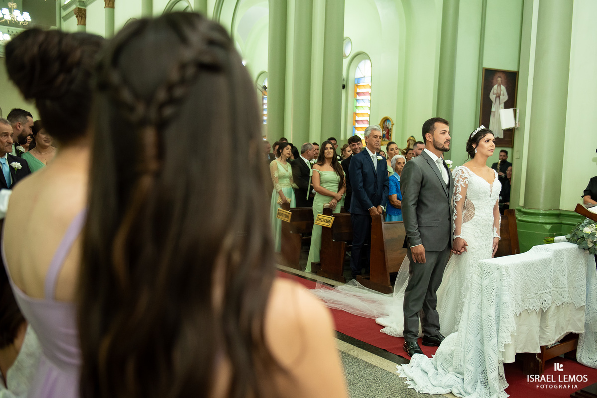 Casamento na igreja em Pitangui do casal Renata e Alisson fotos Israel Lemos 