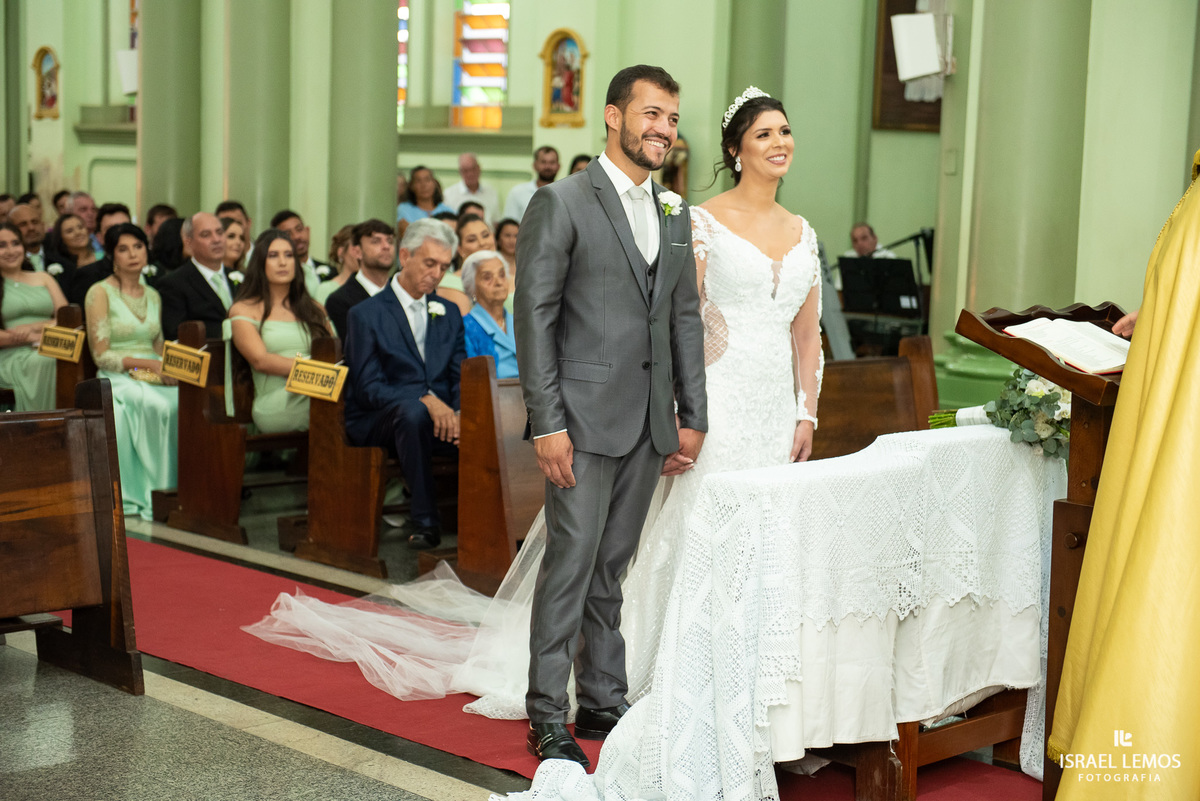 Casamento na igreja em Pitangui do casal Renata e Alisson fotos Israel Lemos 