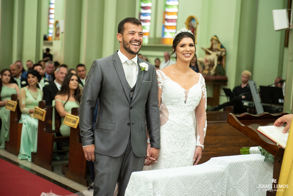 Casamento na igreja em Pitangui do casal Renata e Alisson fotos Israel Lemos 