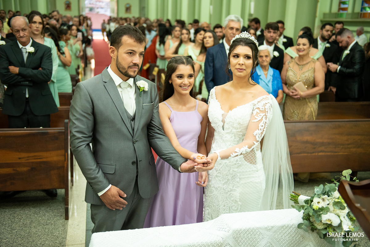 Casamento na igreja em Pitangui do casal Renata e Alisson fotos Israel Lemos 