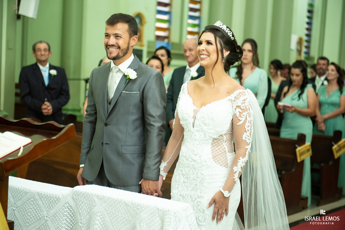 Casamento na igreja em Pitangui do casal Renata e Alisson fotos Israel Lemos 