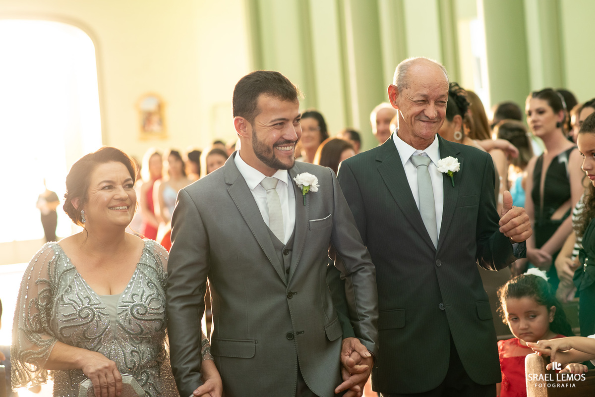 Casamento na igreja em Pitangui do casal Renata e Alisson fotos Israel Lemos 