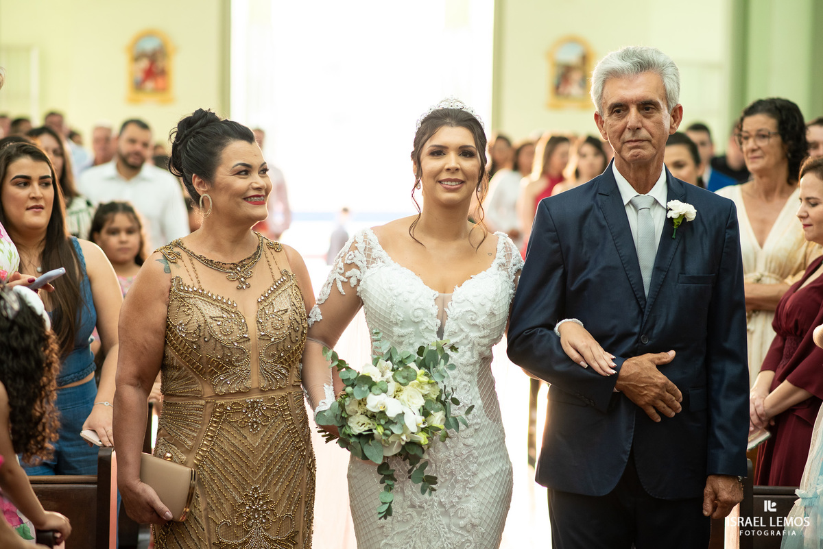 Casamento na igreja em Pitangui do casal Renata e Alisson fotos Israel Lemos 