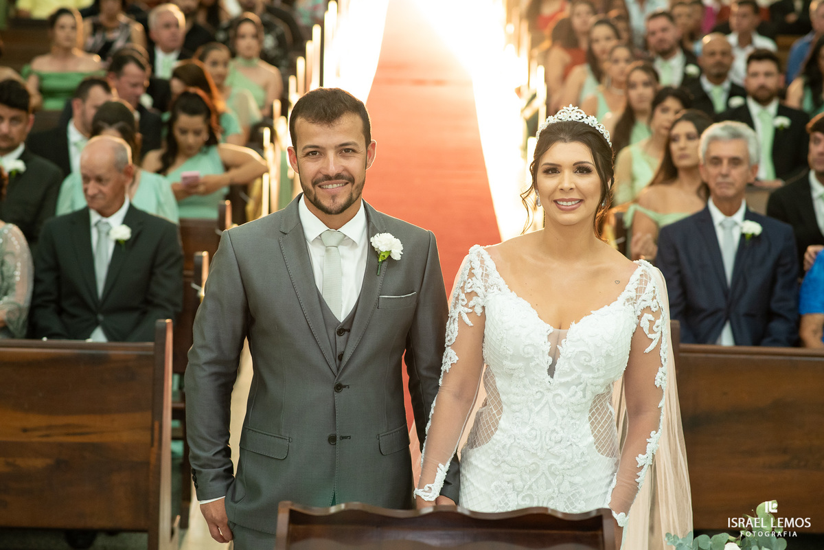 Casamento na igreja em Pitangui do casal Renata e Alisson fotos Israel Lemos 