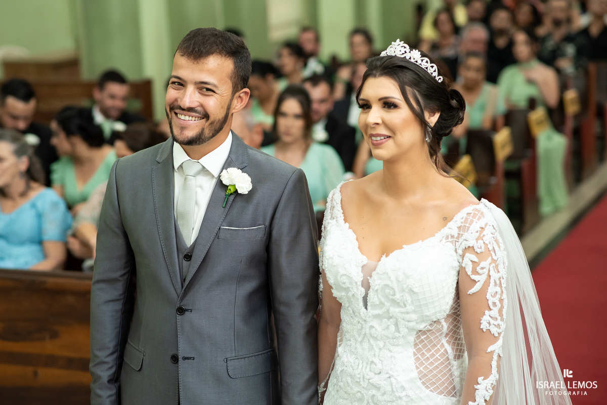 Casamento na igreja em Pitangui do casal Renata e Alisson fotos Israel Lemos 