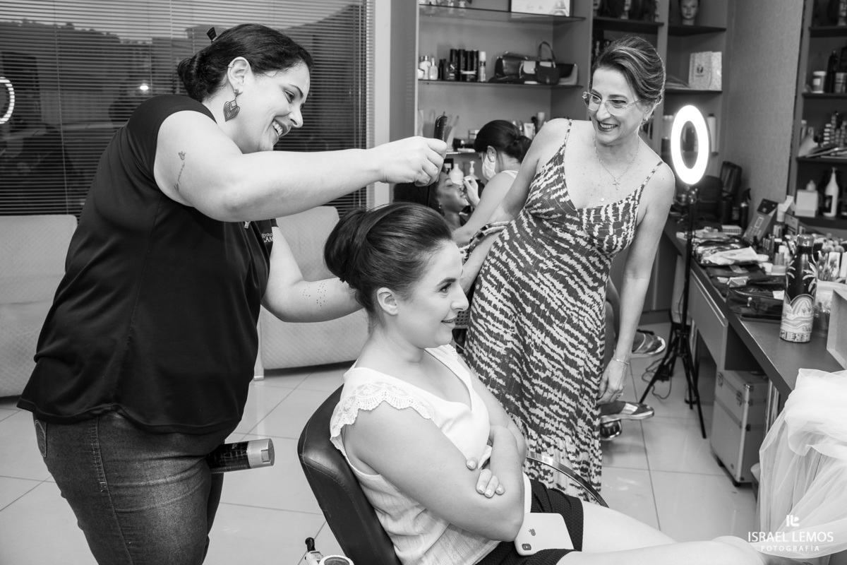 Fotografia da noiva arrumado para o casamento em salão de noiva em Para de minas com fotografo dde casamento Israel Lemos 