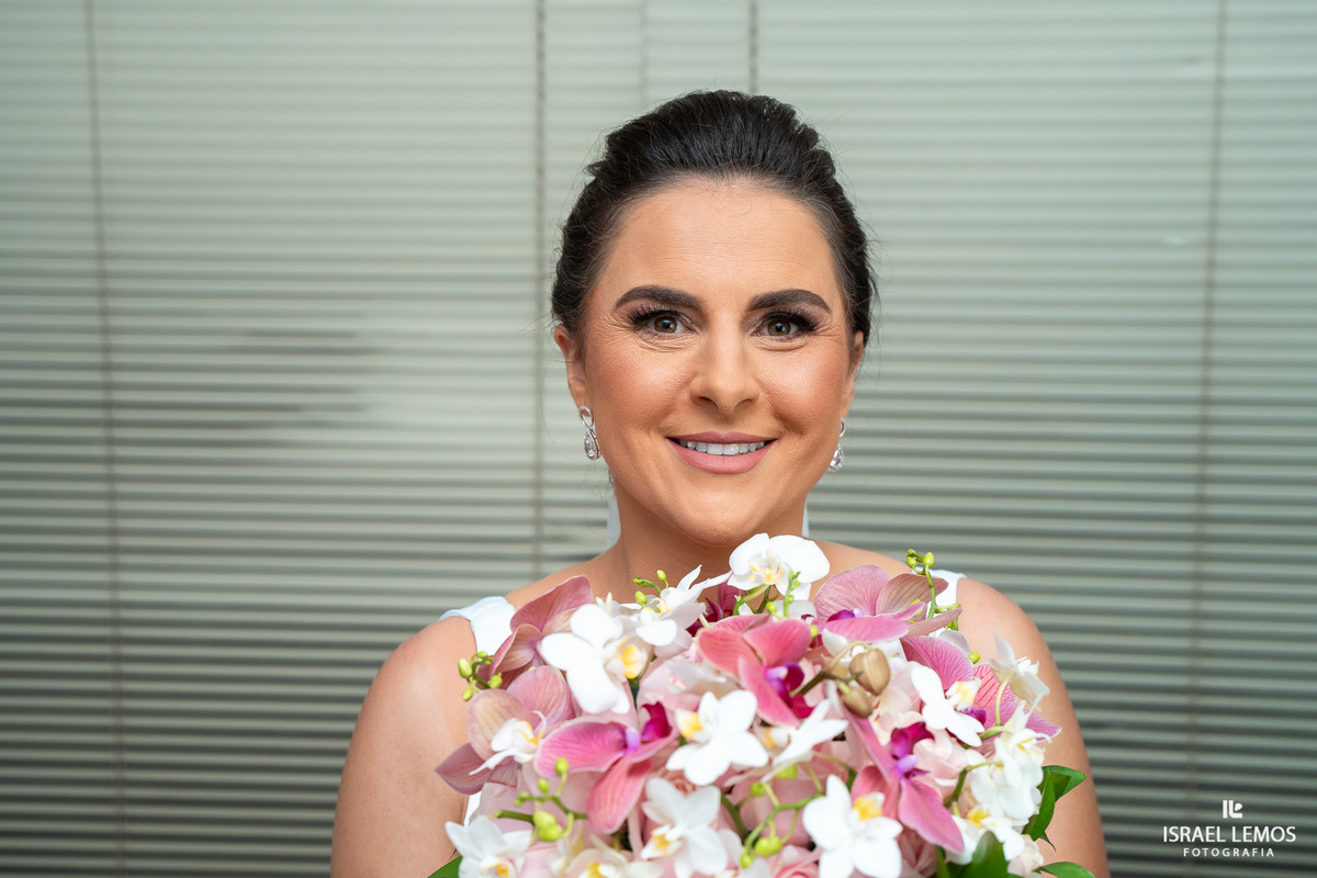 Fotografia da noiva arrumado para o casamento em salão de noiva em Para de minas com fotografo dde casamento Israel Lemos 