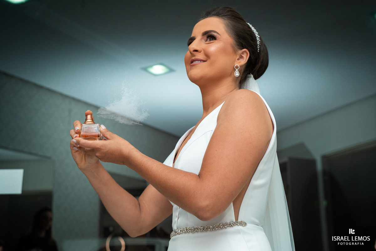 Fotografia da noiva arrumado para o casamento em salão de noiva em Para de minas com fotografo dde casamento Israel Lemos 