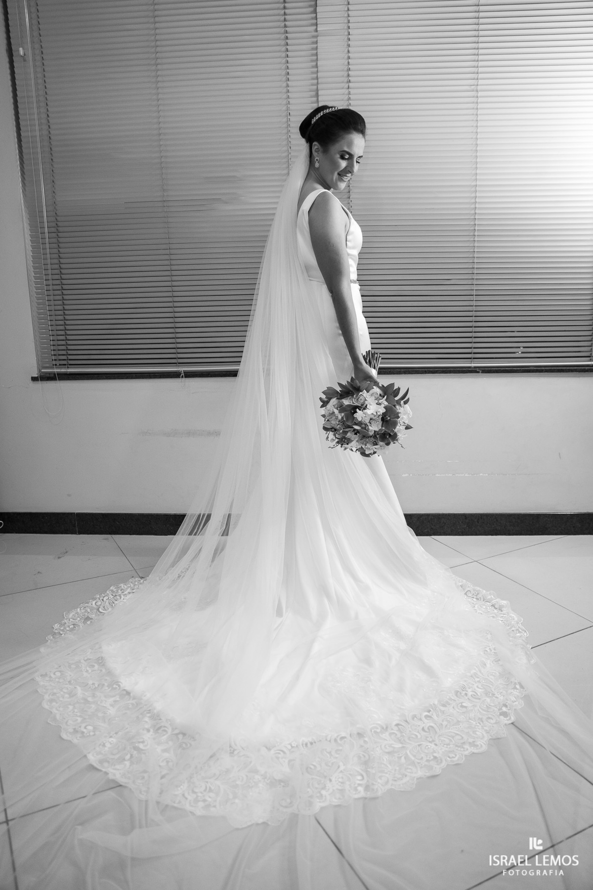 Fotografia da noiva arrumado para o casamento em salão de noiva em Para de minas com fotografo dde casamento Israel Lemos 