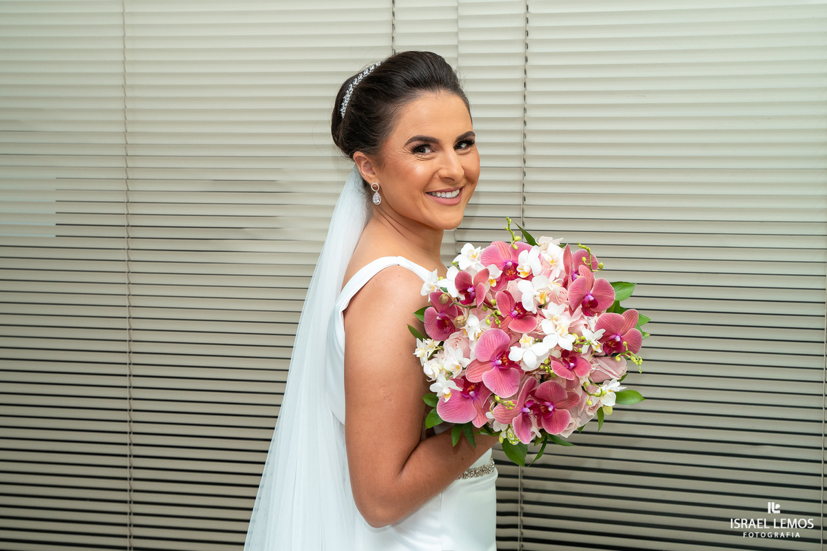 Fotografia da noiva arrumado para o casamento em salão de noiva em Para de minas com fotografo dde casamento Israel Lemos 