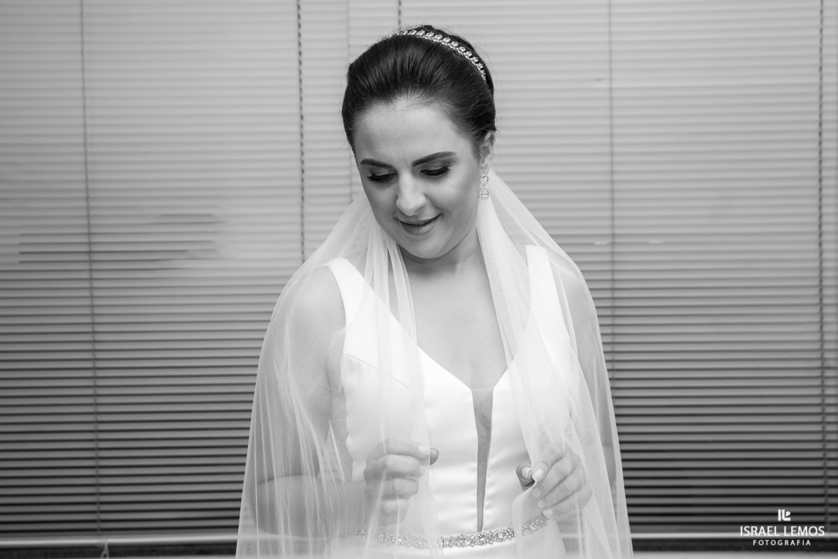 Fotografia da noiva arrumado para o casamento em salão de noiva em Para de minas com fotografo dde casamento Israel Lemos 