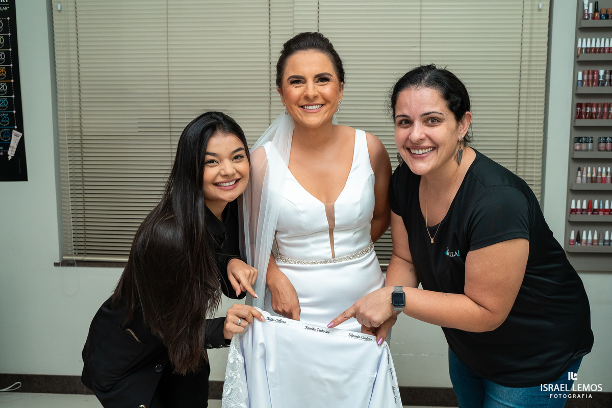 Fotografia da noiva arrumado para o casamento em salão de noiva em Para de minas com fotografo dde casamento Israel Lemos 