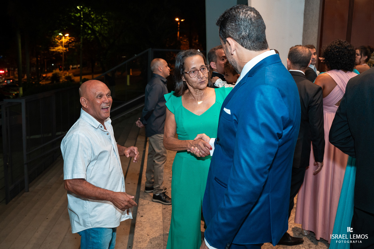 casamento capela e Sabrina na igreja de São Francisco em para de minas casamento lindo com fotos do fotografo Israel lemos