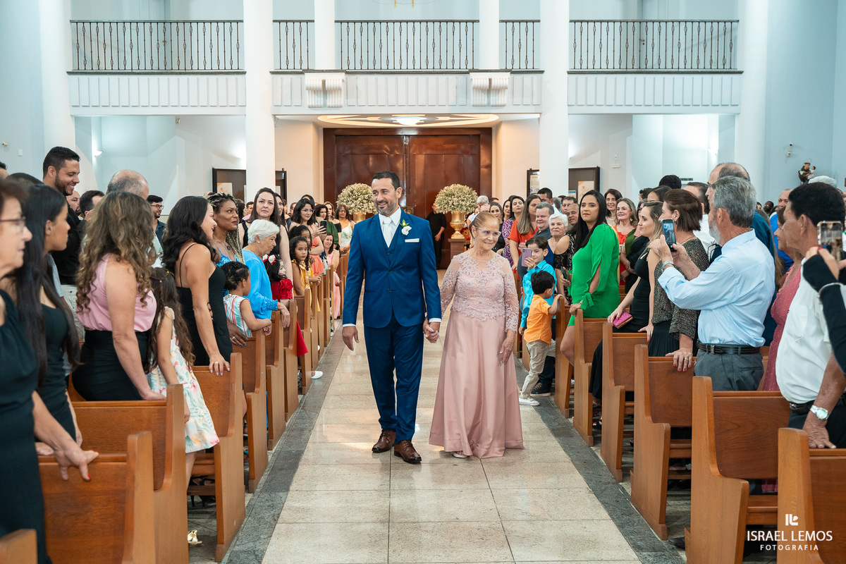 casamento capela e Sabrina na igreja de São Francisco em para de minas casamento lindo com fotos do fotografo Israel lemos