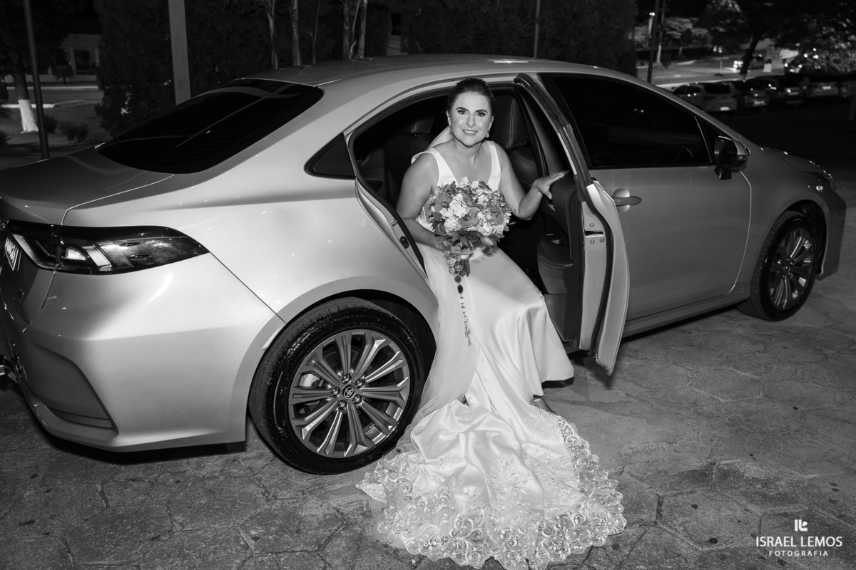 casamento capela e Sabrina na igreja de São Francisco em para de minas casamento lindo com fotos do fotografo Israel lemos