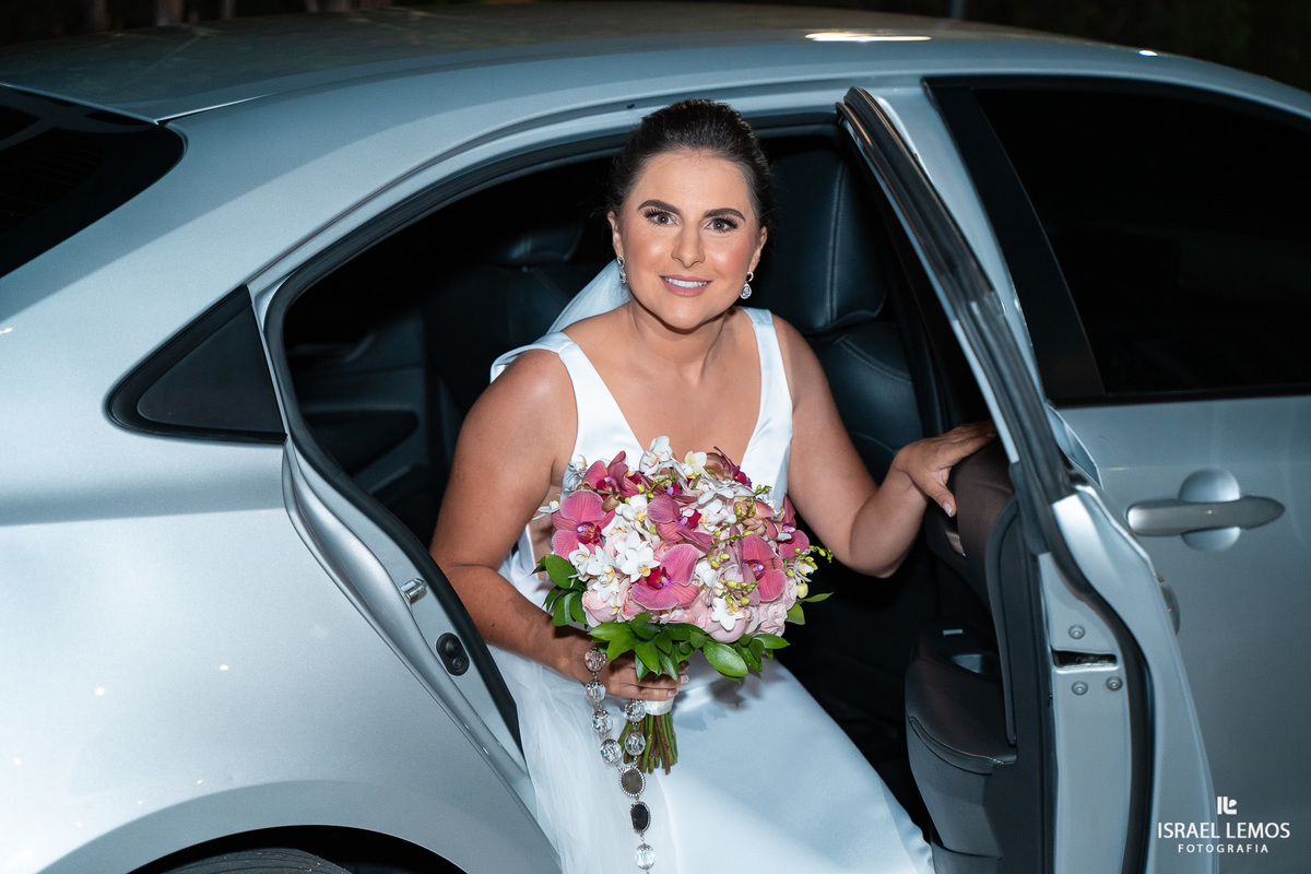 casamento capela e Sabrina na igreja de São Francisco em para de minas casamento lindo com fotos do fotografo Israel lemos