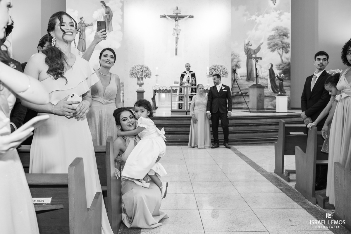 casamento capela e Sabrina na igreja de São Francisco em para de minas casamento lindo com fotos do fotografo Israel lemos