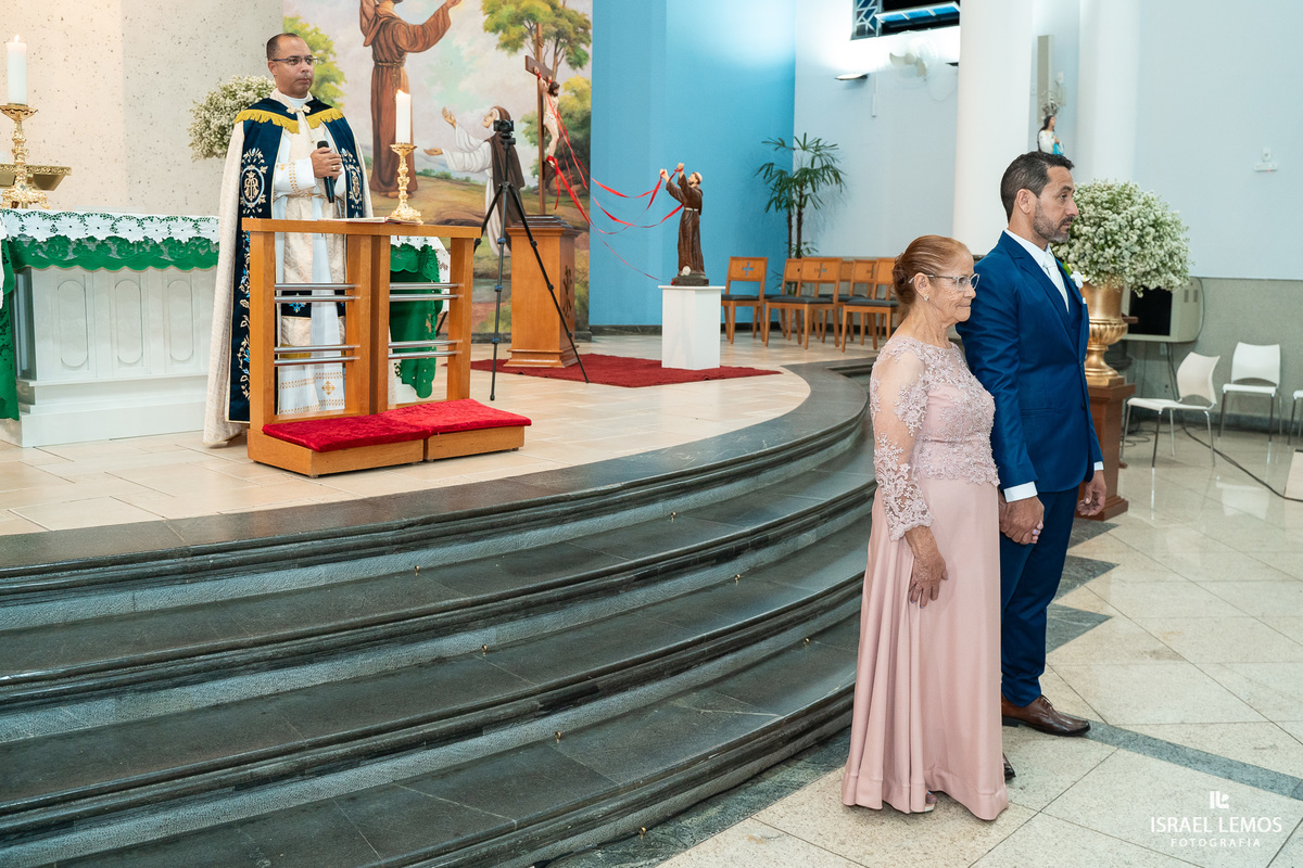 casamento capela e Sabrina na igreja de São Francisco em para de minas casamento lindo com fotos do fotografo Israel lemos