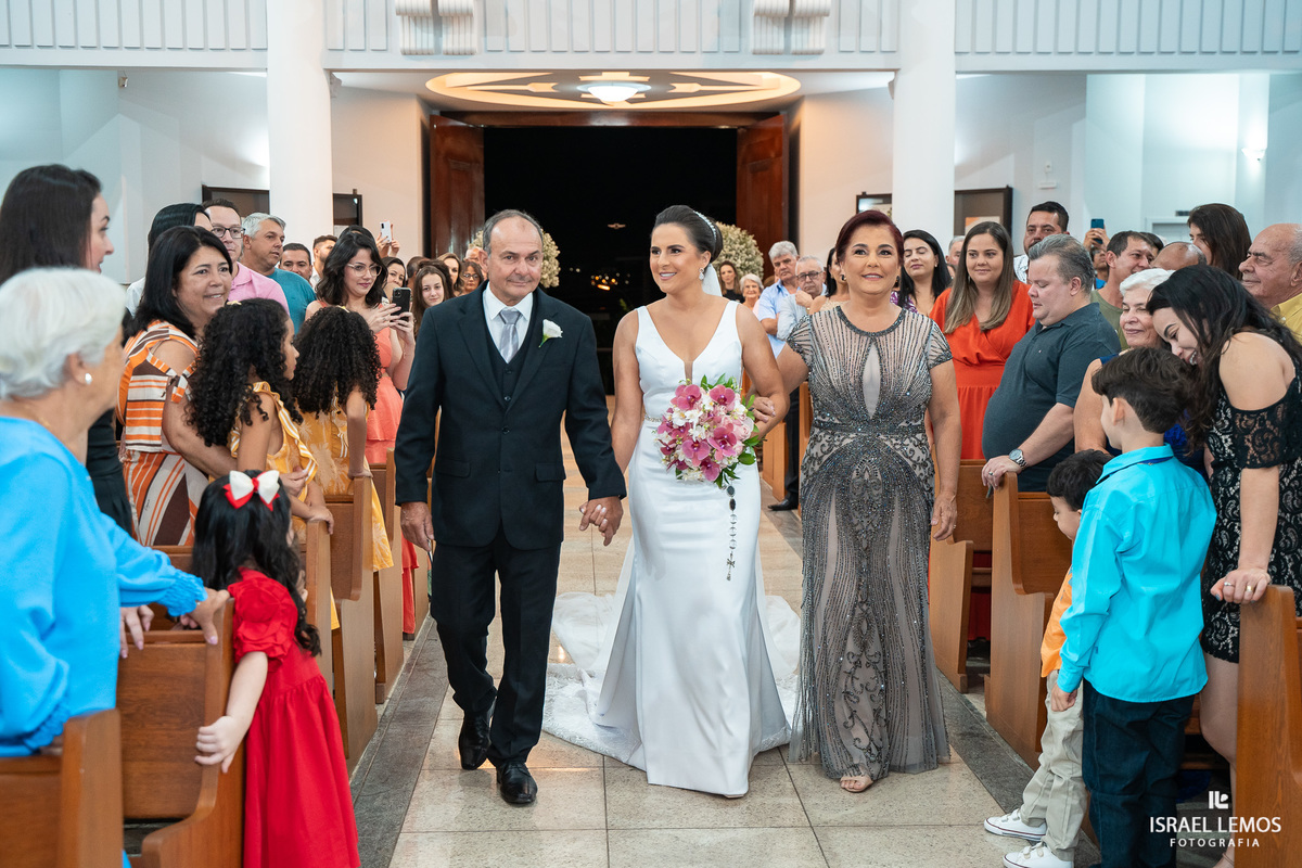 casamento capela e Sabrina na igreja de São Francisco em para de minas casamento lindo com fotos do fotografo Israel lemos