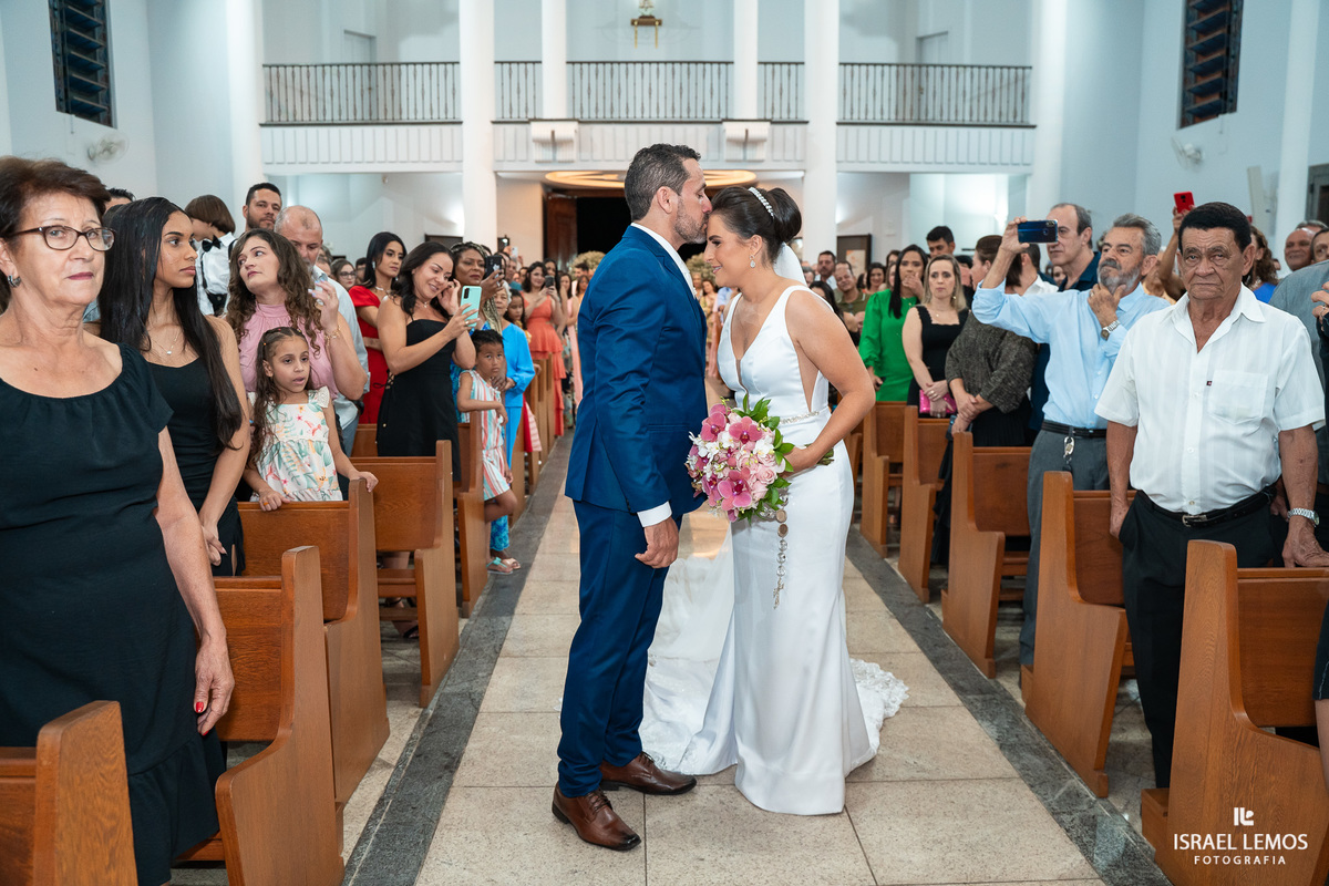 casamento capela e Sabrina na igreja de São Francisco em para de minas casamento lindo com fotos do fotografo Israel lemos