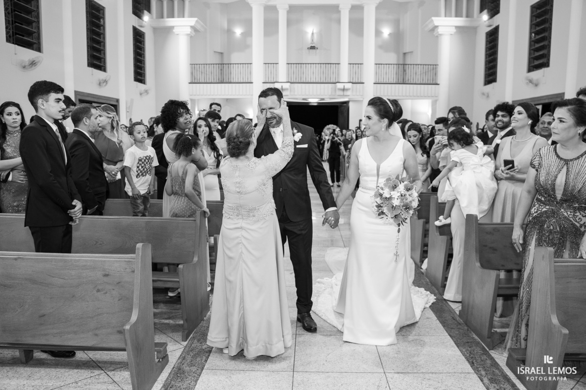 casamento capela e Sabrina na igreja de São Francisco em para de minas casamento lindo com fotos do fotografo Israel lemos