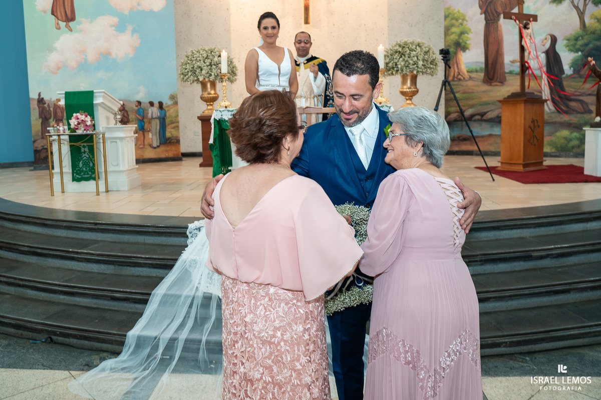 casamento capela e Sabrina na igreja de São Francisco em para de minas casamento lindo com fotos do fotografo Israel lemos