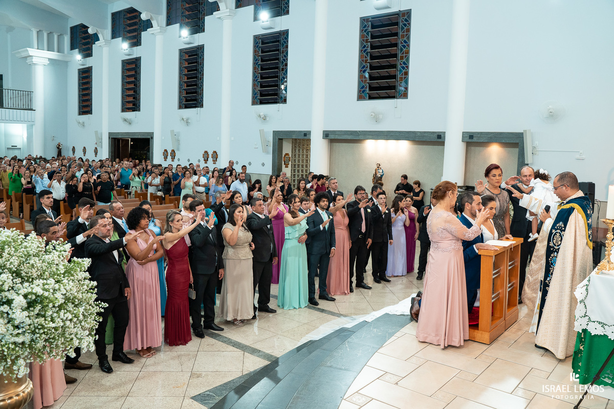 casamento capela e Sabrina na igreja de São Francisco em para de minas casamento lindo com fotos do fotografo Israel lemos