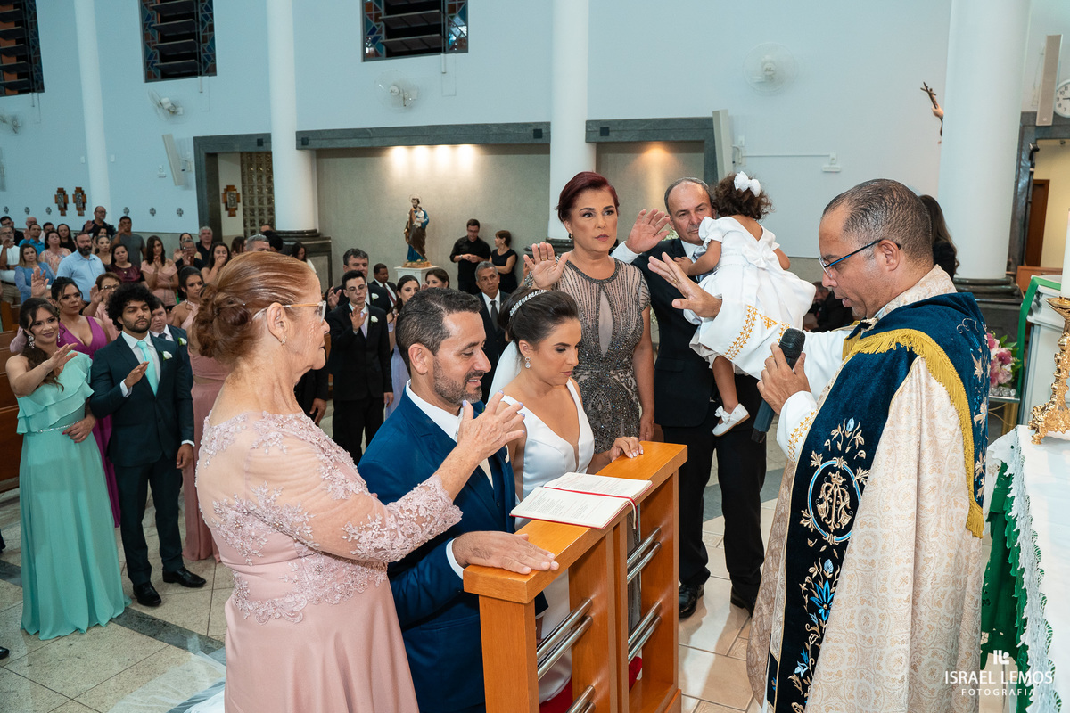 casamento capela e Sabrina na igreja de São Francisco em para de minas casamento lindo com fotos do fotografo Israel lemos