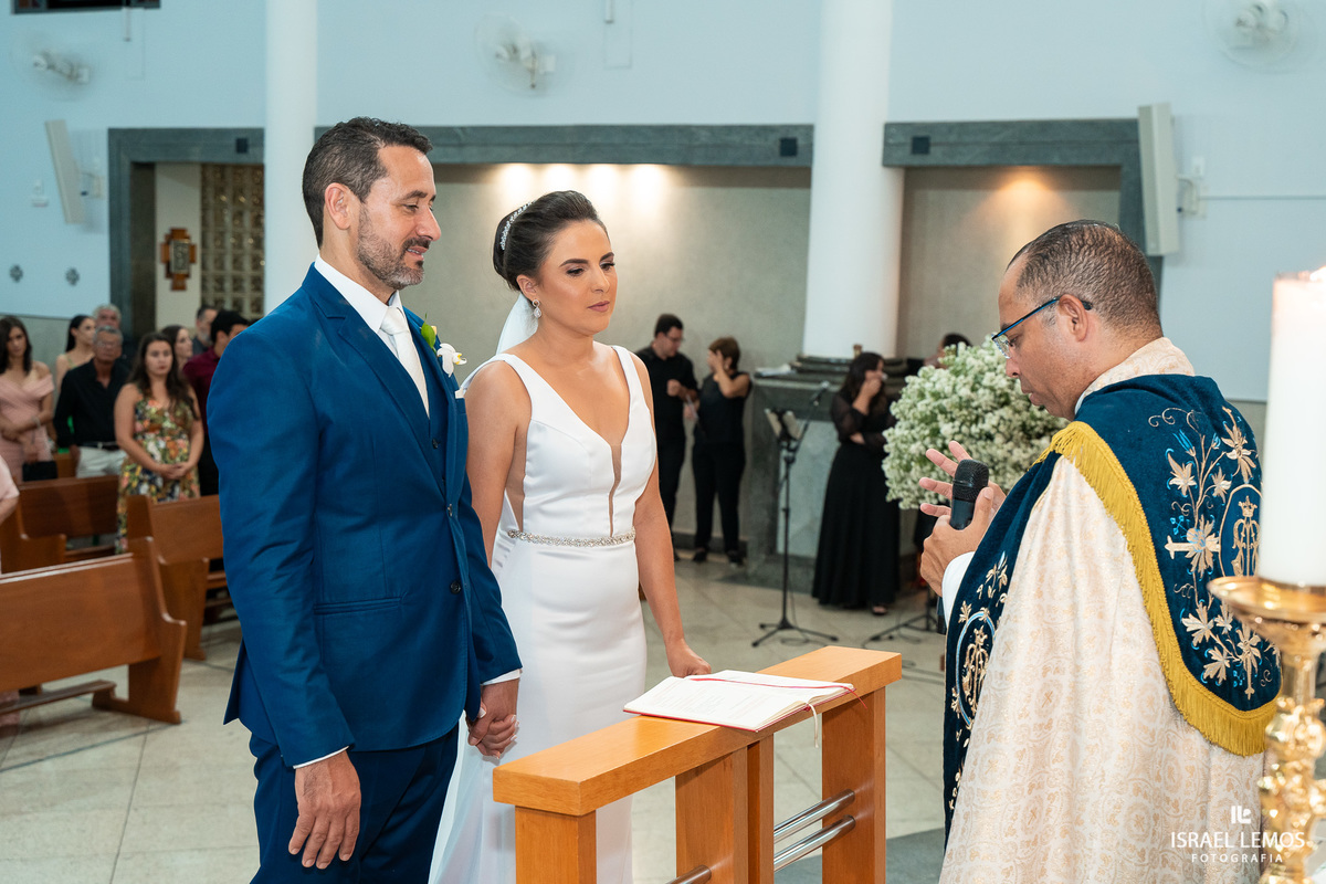 casamento capela e Sabrina na igreja de São Francisco em para de minas casamento lindo com fotos do fotografo Israel lemos