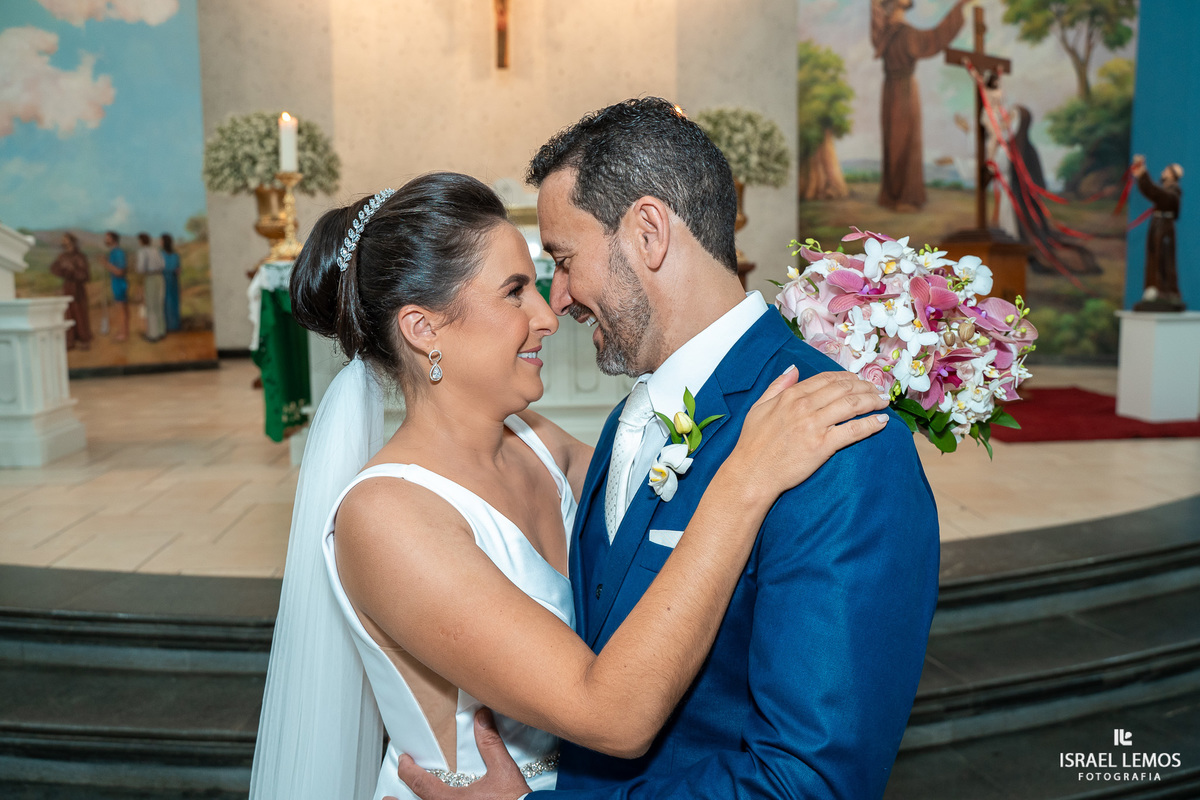 casamento capela e Sabrina na igreja de São Francisco em para de minas casamento lindo com fotos do fotografo Israel lemos