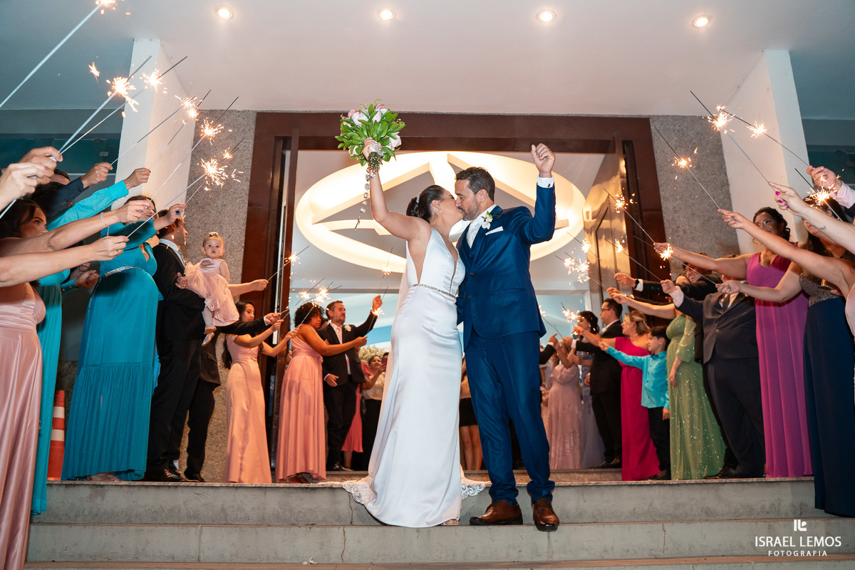 casamento capela e Sabrina na igreja de São Francisco em para de minas casamento lindo com fotos do fotografo Israel lemos