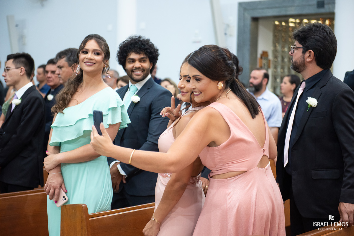 casamento capela e Sabrina na igreja de São Francisco em para de minas casamento lindo com fotos do fotografo Israel lemos