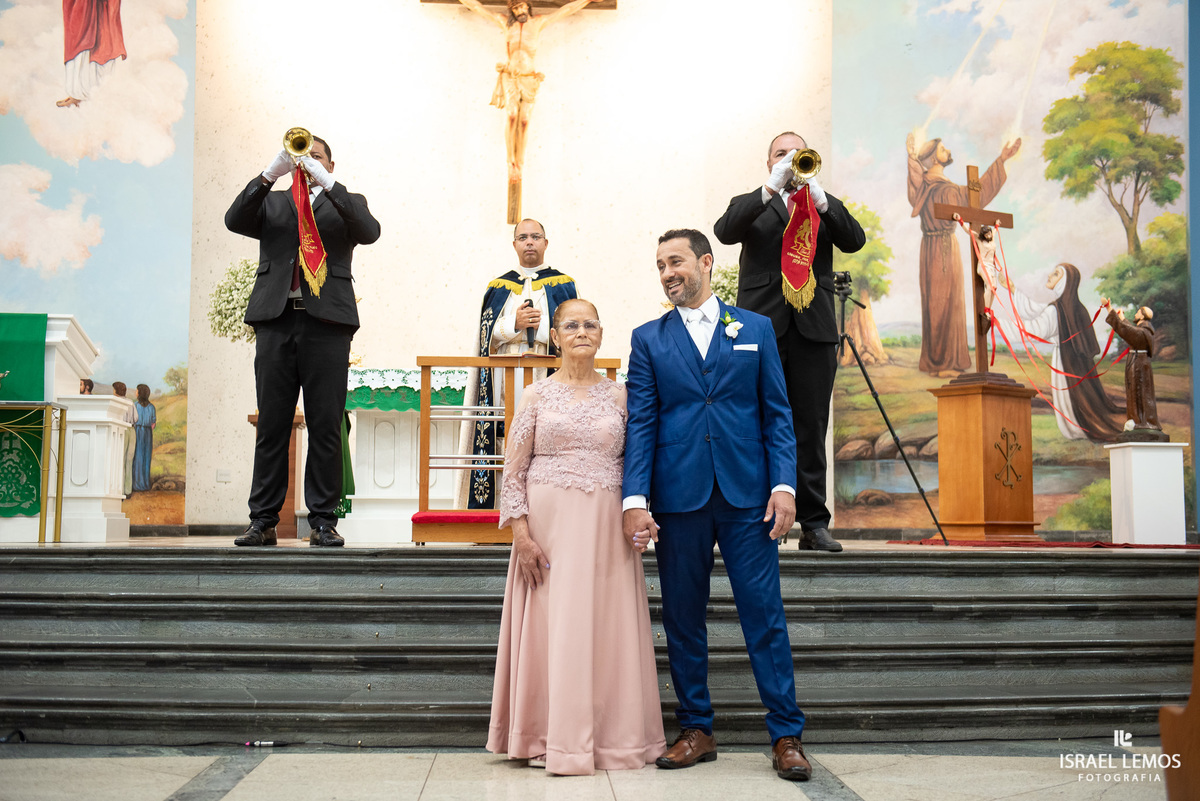 casamento capela e Sabrina na igreja de São Francisco em para de minas casamento lindo com fotos do fotografo Israel lemos