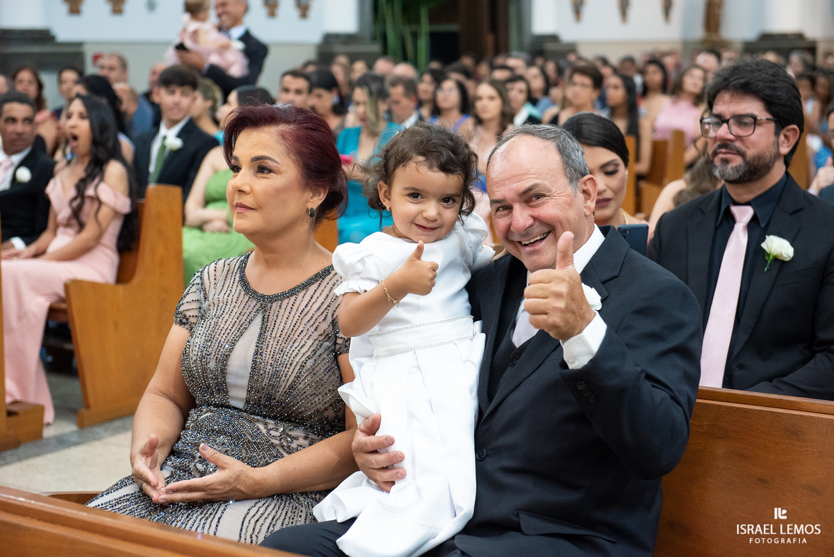 casamento capela e Sabrina na igreja de São Francisco em para de minas casamento lindo com fotos do fotografo Israel lemos